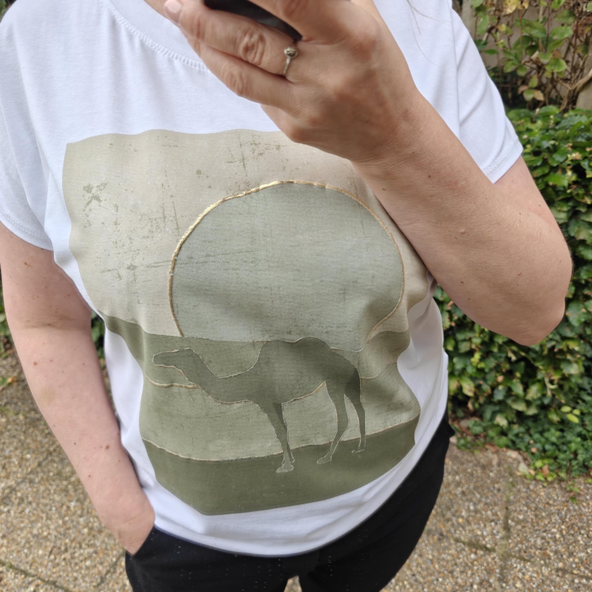 Maddie tee Camel army