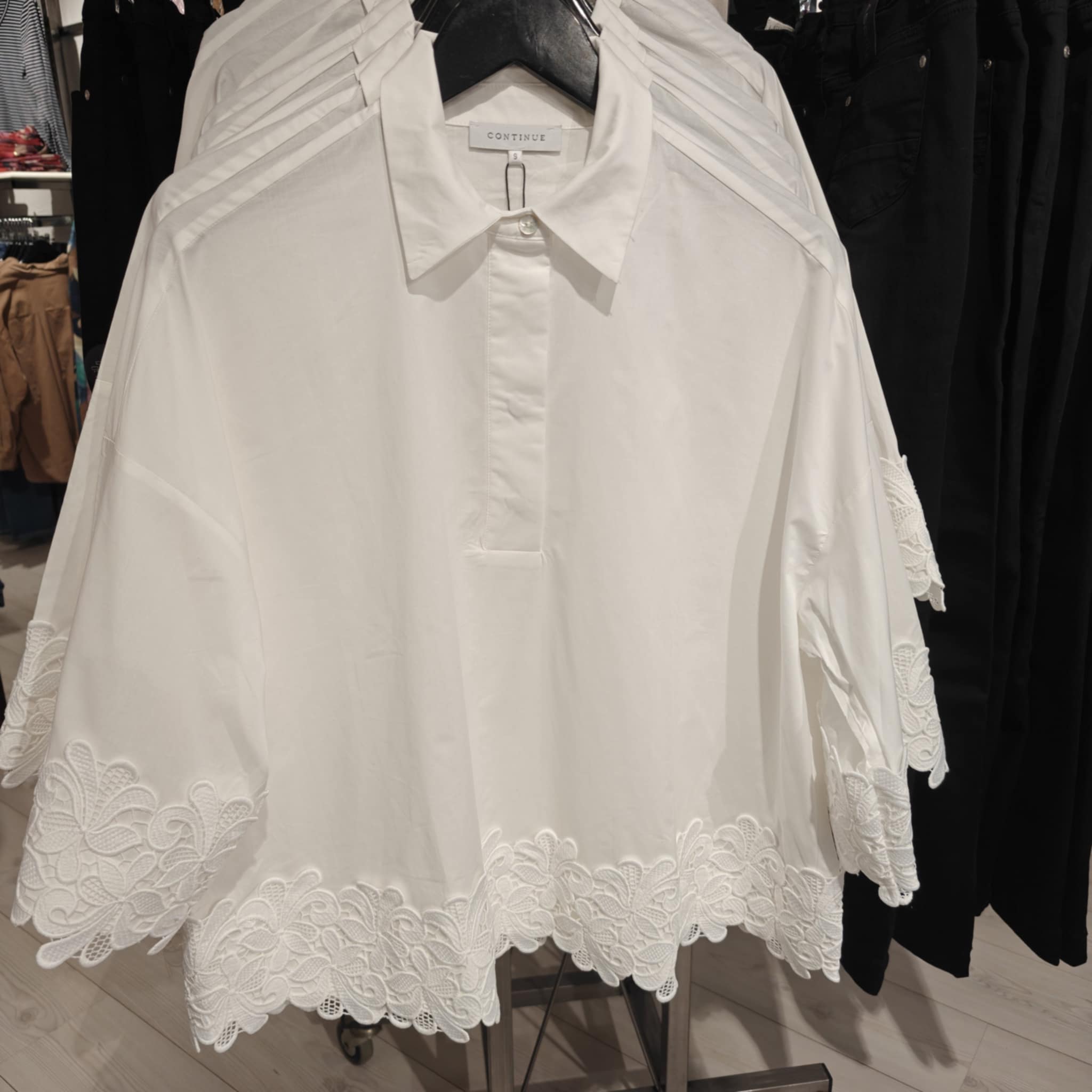 Continue Klara white embrodery